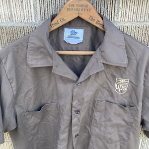 UPS Fan Apparel Men's SMALL United Parcel Service Vtg Button Up Shirt Safari